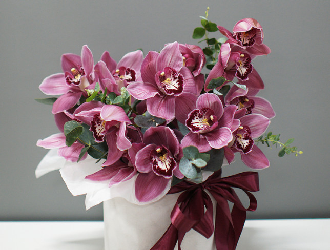 Коробка с розовыми орхидеями Фото